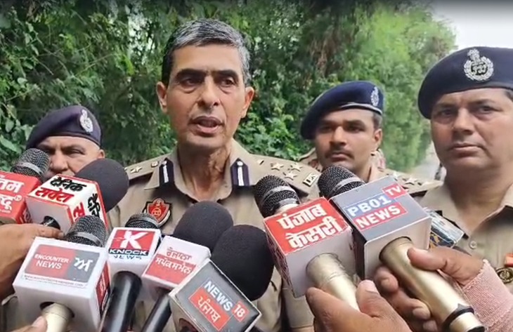 जानकारी देते हुए पुलिस कमिश्नर सतिंदर सिंह।
