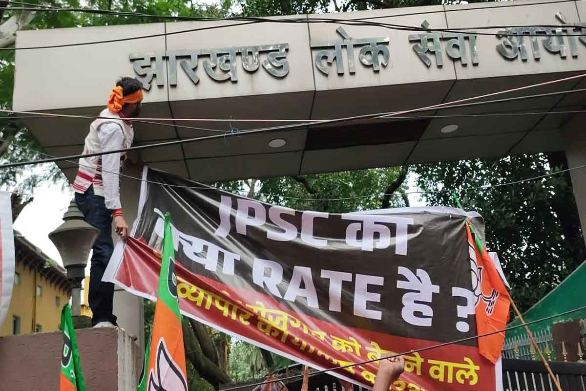 कार्यकर्ताओं का कहना था कि युवाओं के भविष्य के साथ किसी भी तरह का खिलवाड़ बर्दाश्त नहीं किया जाएगा।