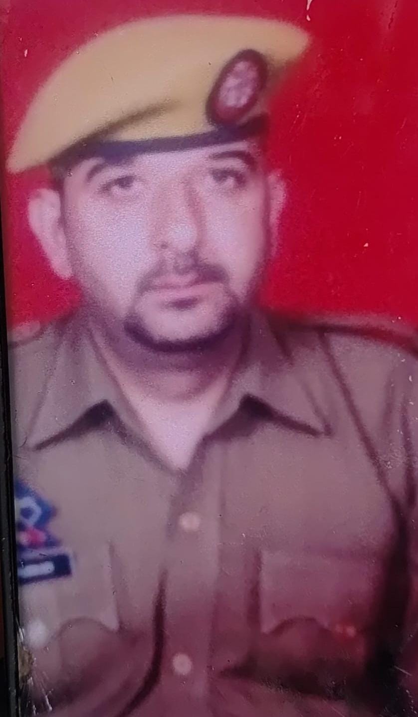 आतंकी हमले में शहीद हेड कांस्टेबल आशिक हुसैन कुरैशी बडगाम के निवासी थे।