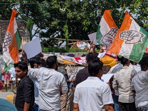 पटना में कांग्रेस और बीजेपी नेताओं में पत्थर-डंडे चले।