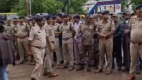 पुलिस ने आज धरना समाप्त करने की दी है चेतावनी।