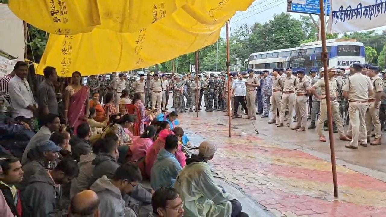 बुधवार को पुलिस अल्टीमेटम देने धरना स्थल पहुंची।