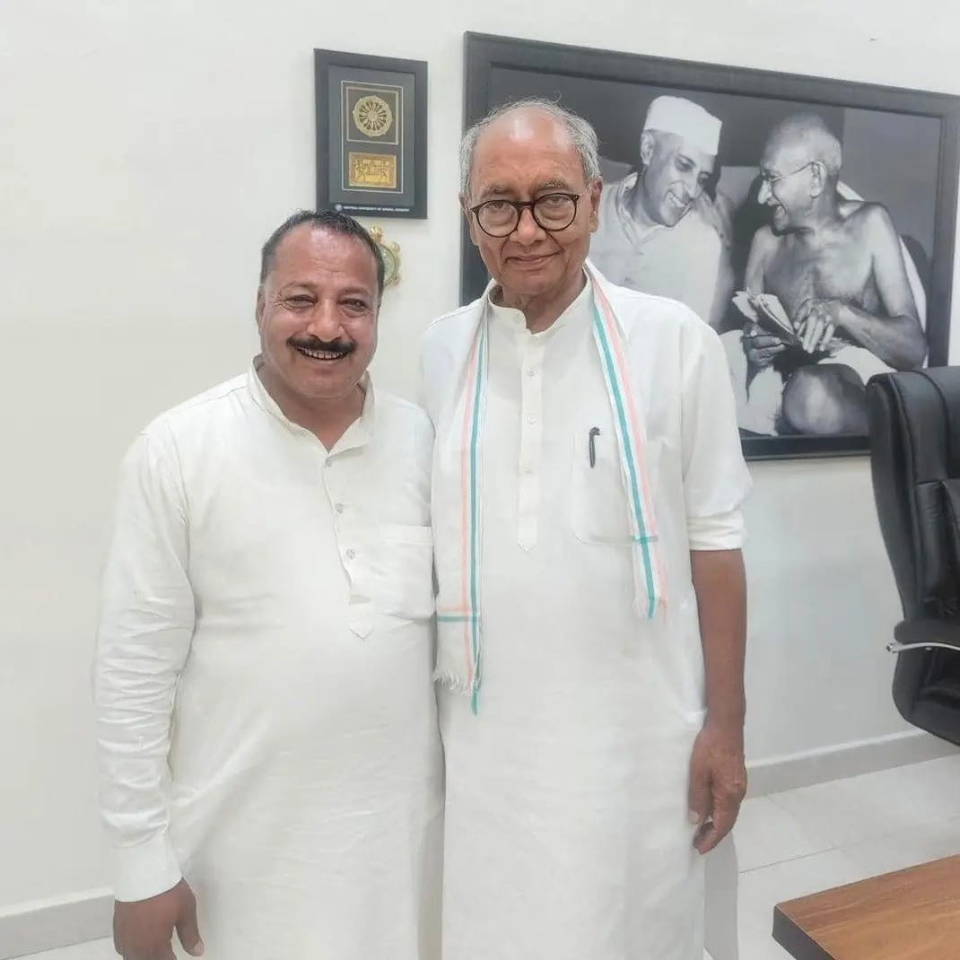 पूर्व सीएम दिग्विजय सिंह के साथ आरोपी निज़ामुद्दीन.