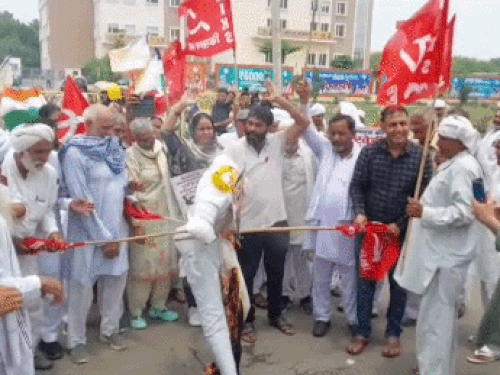 सरकार के खिलाफ किसानों ने की नारेबाजी; राष्ट्रपति के नाम सौंपा ज्ञापन|रोहतक,Rohtak - Dainik Bhaskar