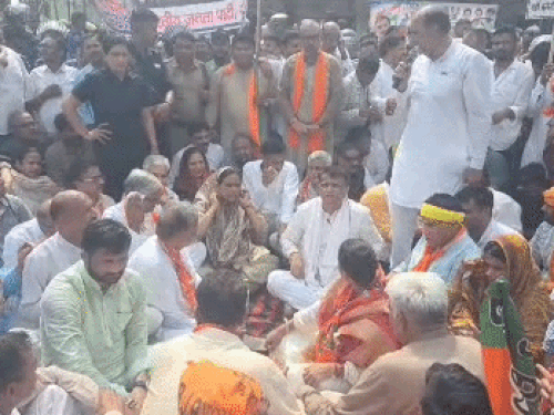 कांग्रेस भवन के बाहर तीखी नोकझोंक, अंबेडकर चौक बना राजनीति का अखाड़ा|रोहतक,Rohtak - Dainik Bhaskar