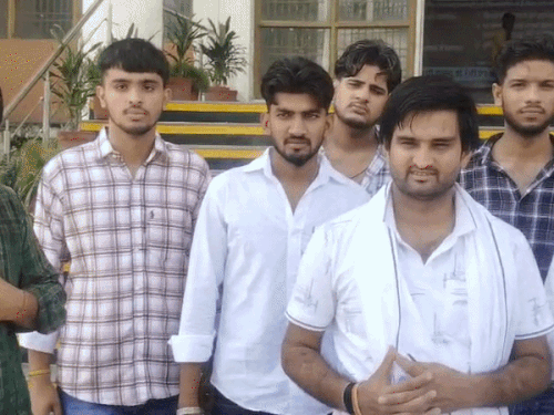 ज्ञापन सौंपने के बाद खड़े इनसो के पदाधिकारी।