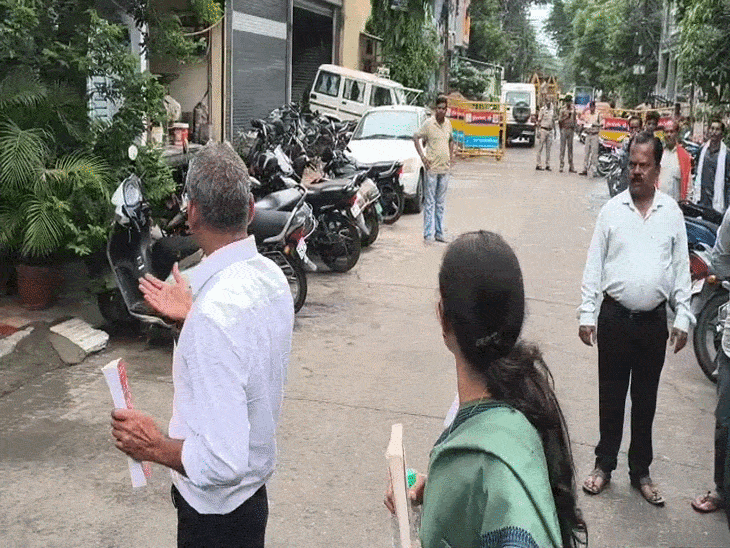 प्रह्लाद और संगीता पांडे मंत्री विजयवर्गीय के घर के बाहर संविधान की प्रति लेकर पहुंचे थे