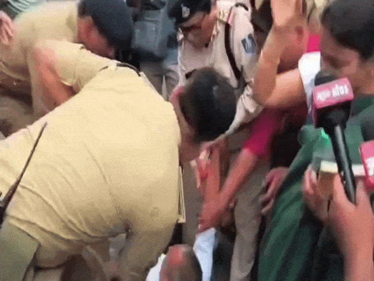 जब दंपत्ति ने धरना खत्म करने से इनकार कर दिया तो पुलिस ने उन्हें जबरन वहां से हटा दिया