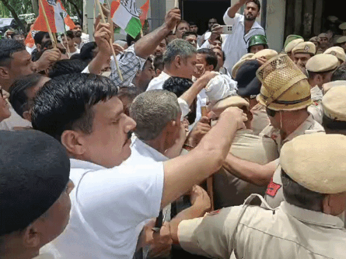 लघु सचिवालय के बाहर विरोध प्रदर्शन करते हुए कांग्रेस कार्यकर्ता।
