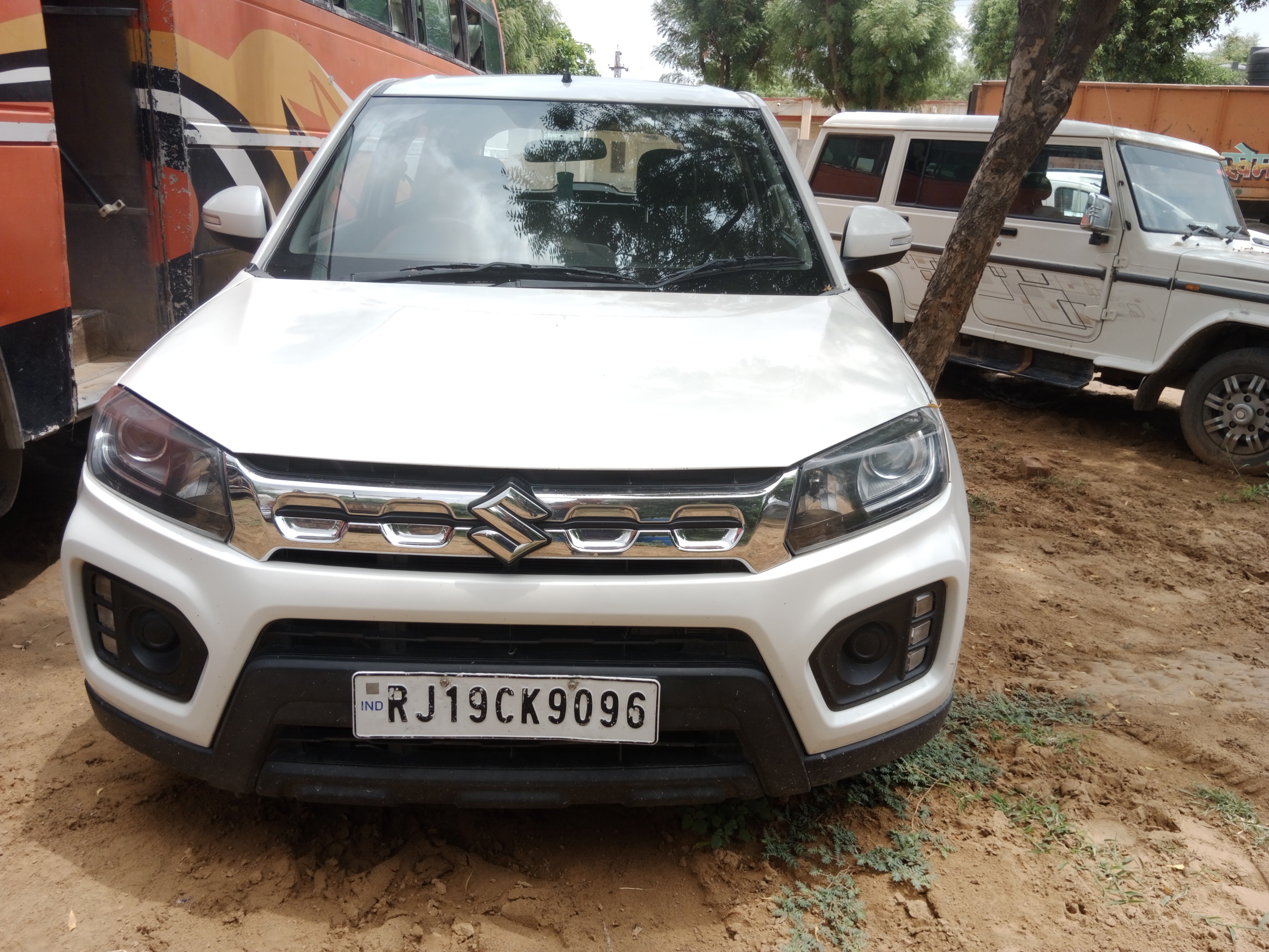 पुलिस ने आरोपियों के कब्जे से एक लग्जरी कार जब्त की है।