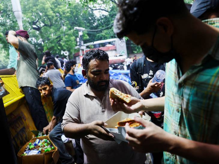 उत्तराखंड के रहने वाले विनोद ने प्रदर्शनकारियों के लिए 20 प्लेट पूरी-सब्जी भेजी। वहीं किसी ने मैकडोनाल्ड से बर्गर ऑर्डर किया।
