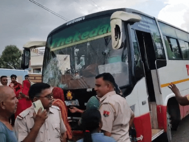 भीड़ में मौजूद आक्रोशित महिलाओं ने बस के शीशे तोड़ दिए। इसके बाद पुलिस ने लोगों को समझाइश देकर मामला शांत कराया।