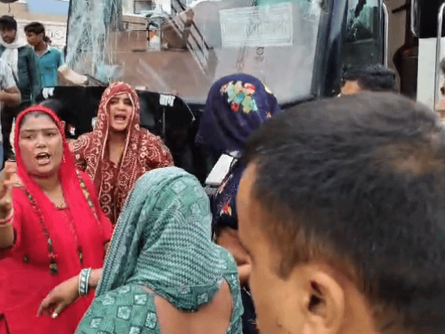 हादसे की सूचना मिलते ही युवक के परिजन और आसपास के लोग मौके पर पहुंच गए। उन्होंने घटना को लेकर पुलिस के सामने जमकर आक्रोश जताया।