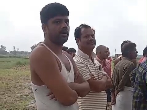 सुबह टहलने निकले ग्रामीणों ने दोनों के शव पेड़ से लटके देखे।