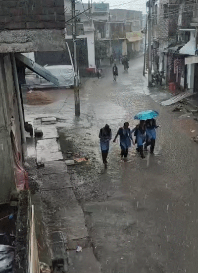 बिहार के भागलपुर में गुरुवार को तेज बारिश हुई। स्कूल में छुट्टी के बाद बारिश में भीगते हुए घर जातीं छात्राएं।