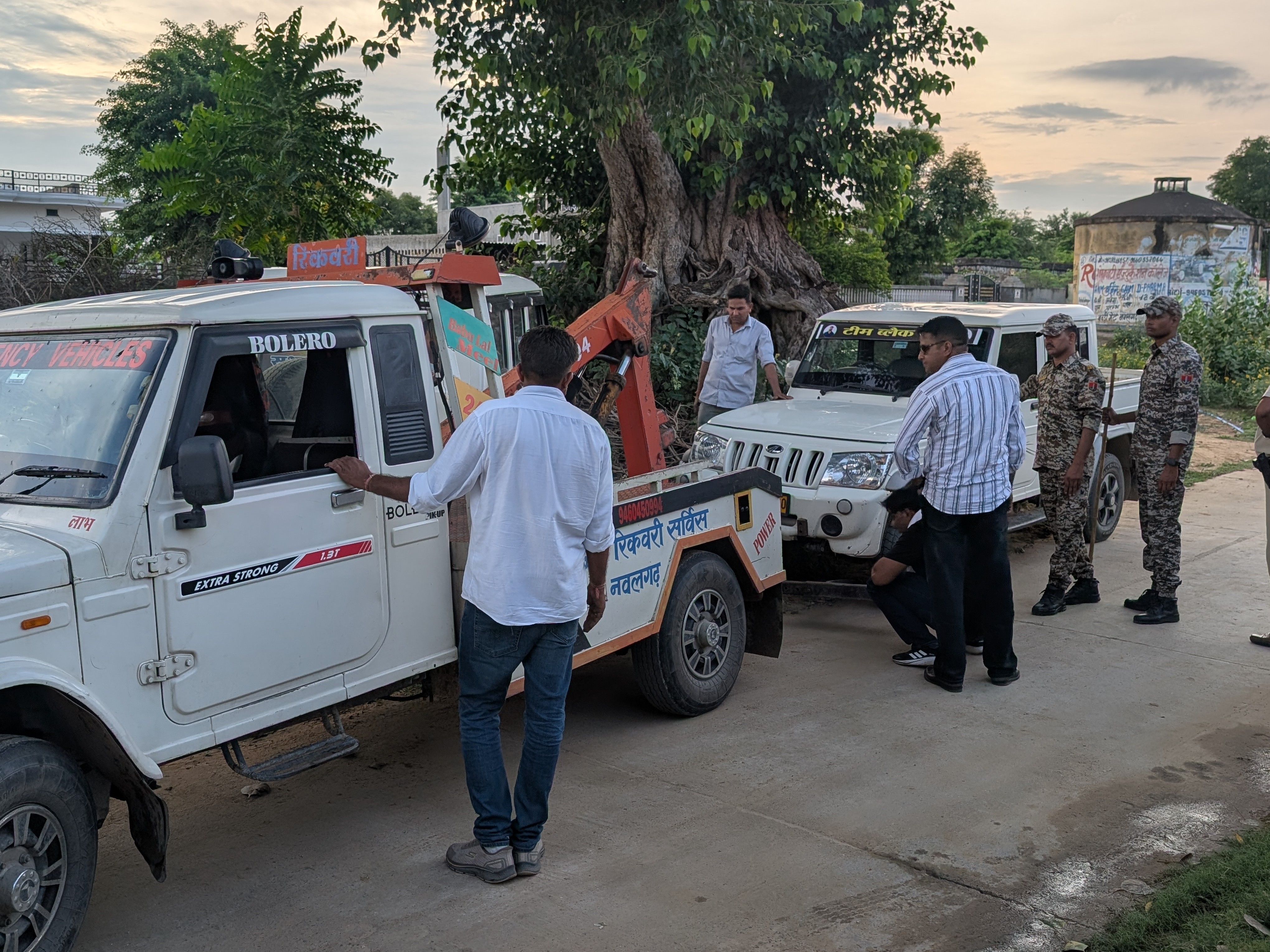 मुकुंदगढ़ और नवलगढ़ थाना पुलिस की संयुक्त टीम ने सोटवारा गांव में कार्रवाई की।