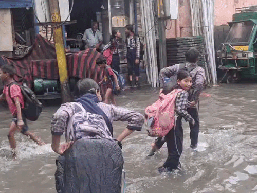 जालंधर के किशनपुरा में जलभराव के कारण स्कूल से लौट रहे बच्चों को परेशानी का सामना करना पड़ा।