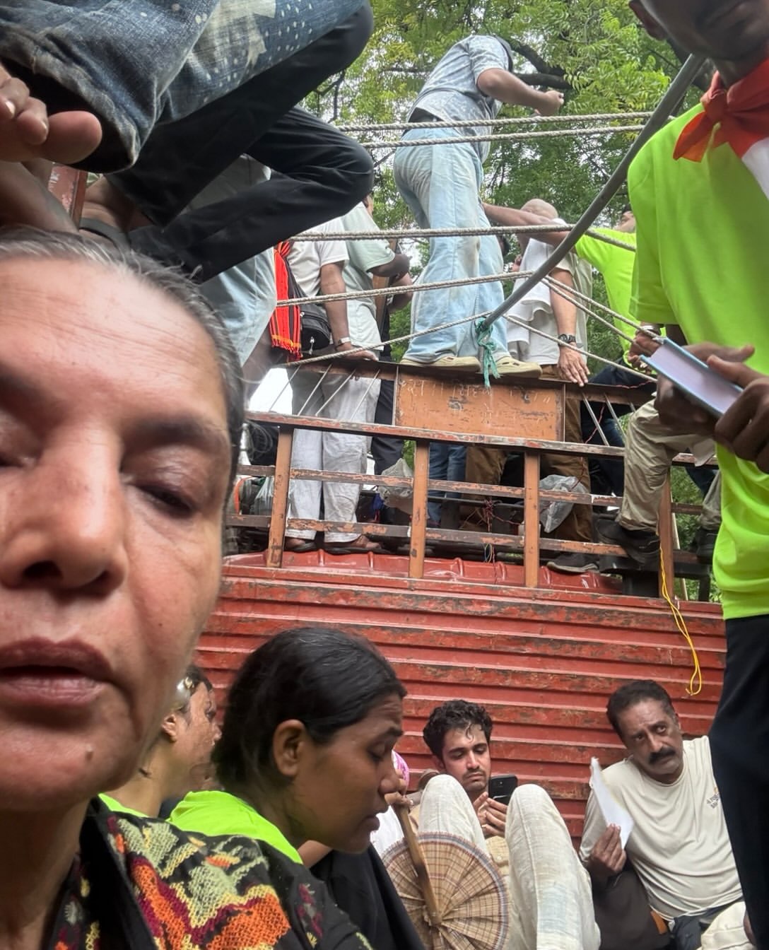 शबाना आजमी और प्रकाश राज काफी देर तक विरोध ट्रक में ही बैठे रहे.