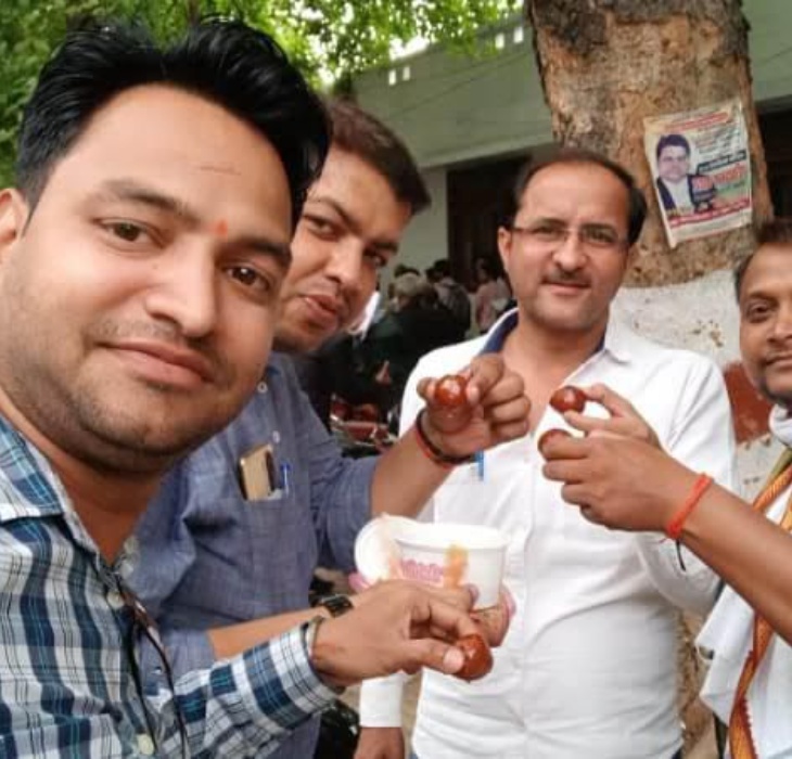 तस्वीर उस समय की है जब यूपी के अनुदेशकों का मानदेय बढ़ाकर 17 हजार रुपए किया गया था।