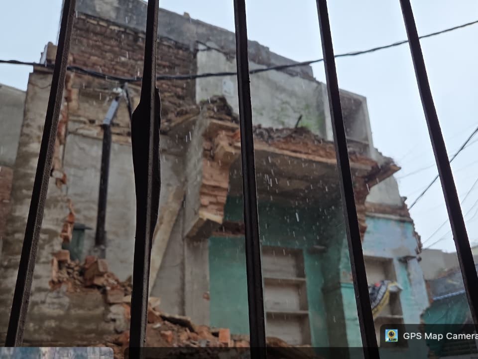 नोटिस के बाद जेसीबी से ढहाया, आसपास के घरों पर मंडरा रहा था खतरा|ग्वालियर,Gwalior - Dainik Bhaskar