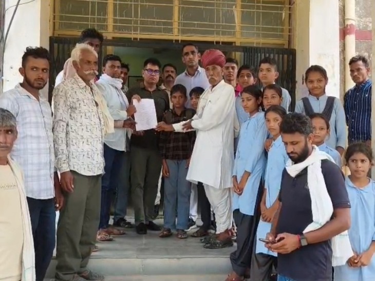 नदी पार है स्कूल, टीसी कटवाई; ग्रामीणों ने वापस निर्माण की मांग की