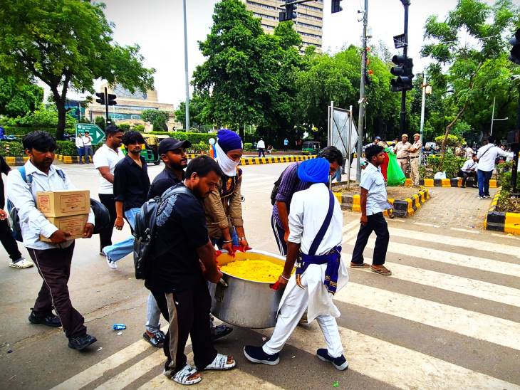 प्रदर्शनकारियों की मदद के लिए सामाजिक और धार्मिक संगठन भी सक्रिय हो गए हैं। वो खाना बनवाकर धरना स्थल तक पहुंचा रहे हैं।