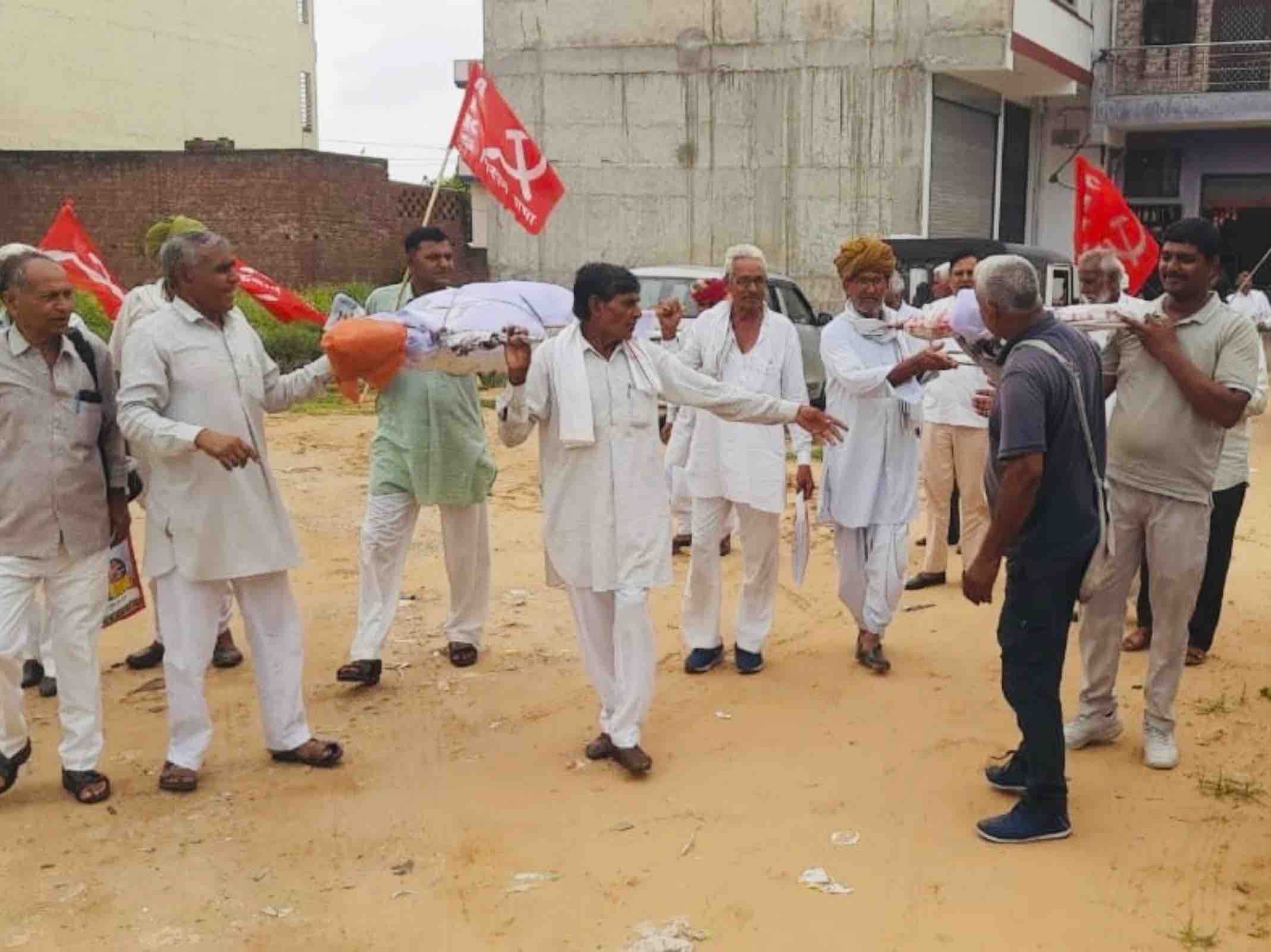 किसानों विरोध स्वरूप प्रतीकात्मक शव यात्रा भी निकाली।