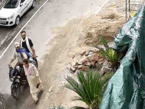 महिला के पीछे आते हुए बदमाश।