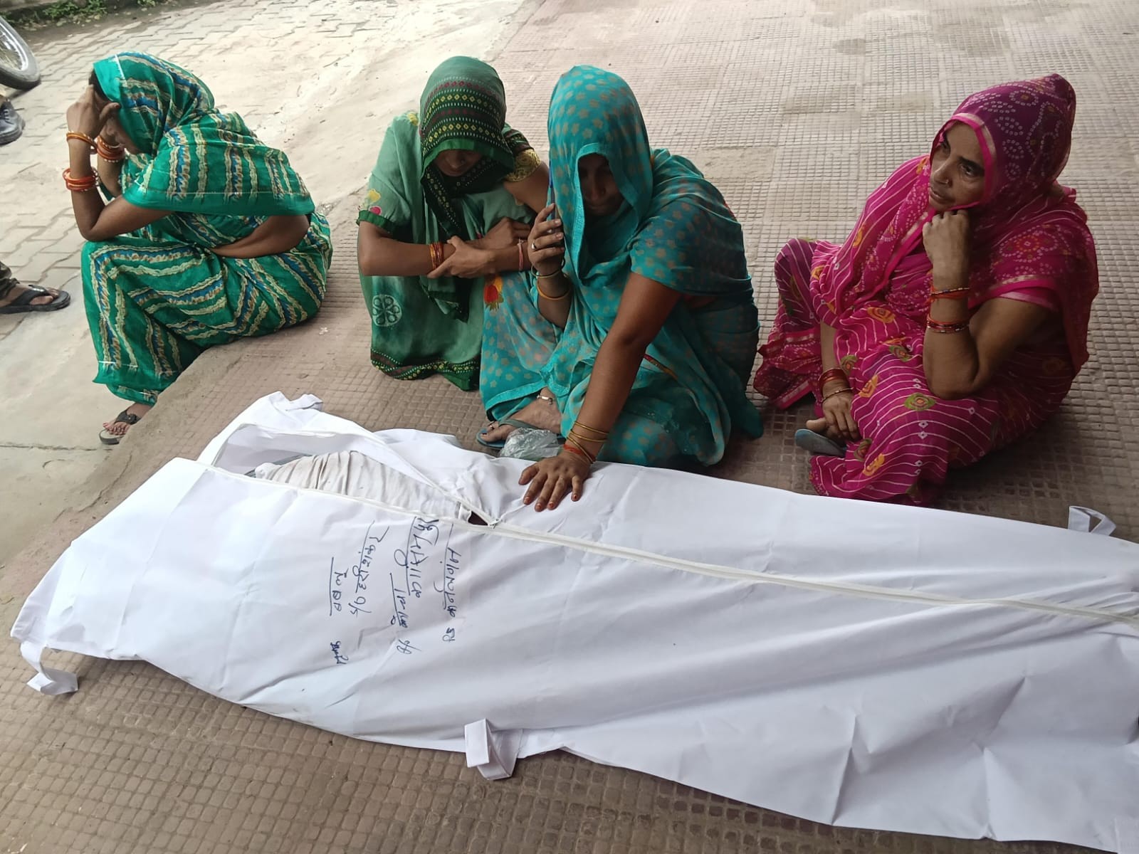 Gonda-Lucknow Highway Accident | Bike Rider Killed in Road Mishap