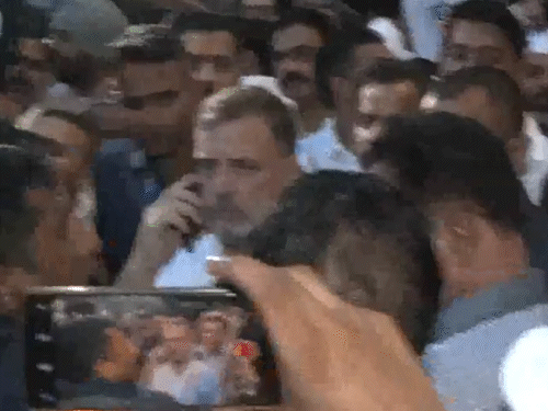 राहुल गांधींनी विरोधीपक्षासोबत गांधी स्मृतीस्थळापर्यंत मोर्चा काढला: राष्ट्रगीत गायले, मोबाईल टॉर्च लावून विद्यार्थ्यांवरील लाठीचार्जचा केला निषेध बसमध्ये चढण्यापूर्वी राहुल कोणाशीतरी फोनवर बोलले. त्यानंतर ते बसमध्ये चढले.