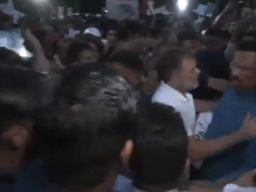 राहुल गांधींनी विरोधीपक्षासोबत गांधी स्मृतीस्थळापर्यंत मोर्चा काढला: राष्ट्रगीत गायले, मोबाईल टॉर्च लावून विद्यार्थ्यांवरील लाठीचार्जचा केला निषेध विरोधी खासदारांची भेट घेतल्यानंतर त्यांनी गांधी स्मृतीला जाण्याचे ठरवले होते. त्यासाठी राहुल यांच्या घराबाहेर एक बस आधीच उभी होती.