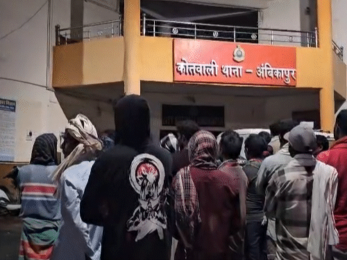 करीब 100 ग्रामीण कोतवाली थाने पहुंचे और शिकायत दर्ज कराई।