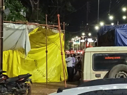 पुलिस ने शिक्षकों का टेंट हटाकर जब्त कर लिया।