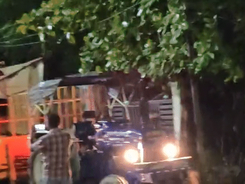 पुलिस की ओर से देर रात धरना स्थल से टेंट उखाड़ा गया।