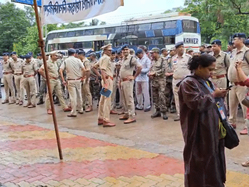 पहले दिन में पुलिस ने धरना समाप्त करने की चेतावनी दी थी।