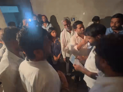 मंगलवार रात प्रशासन के साथ हुई बातचीत के बाद धरना समाप्त हुआ।