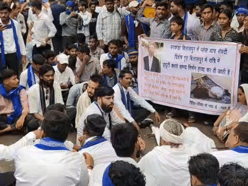 मर्डर के बाद भीम आर्मी के कार्यकर्ताओं ने धरना प्रदर्शन किया था।