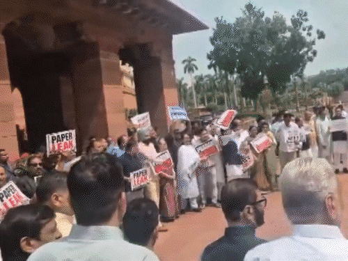 संसदेच्या मकर दारावर पक्ष-विपक्षाच्या खासदारांनी एकमेकांविरोधात घोषणाबाजी केली.