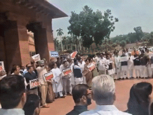 संसद के बाहर एक तरफ NDA सांसदों ने प्रदर्शन किया। दूसरी तरफ विपक्ष ने नारेबाजी की। - Dainik Bhaskar
