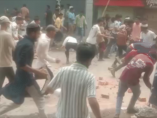 दरभंगा में पुलिस ने लाठीचार्ज किया तो छात्रों ने पत्थरबाजी की।