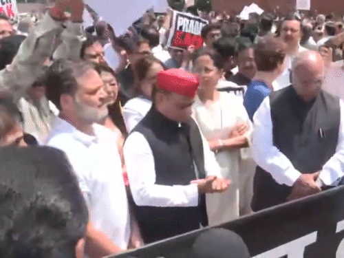पक्ष-विपक्ष के सासंदों के प्रदर्शन के कारण संसद के बाहर भीड़ लग गई।