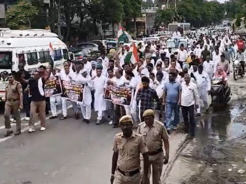 दिल्ली लाठीचार्ज के विरोध में यमुनागर में रोष मार्च निकालते किसान।