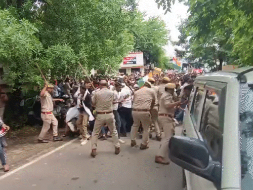 बिहारमध्ये विद्यार्थ्यांवर लाठीचार्ज, विटा-दगडफेक झाली: हरियाणात पोलिसांशी भिडले काँग्रेस कार्यकर्ते; देशभरात पेपरफुटीविरोधात निदर्शने बांसवाडा येथे कलेक्टरेटमध्ये घुसण्याचा प्रयत्न करणाऱ्या काँग्रेस कार्यकर्त्यांवर पोलिसांचा लाठीचार्ज.
