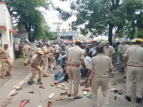 बिहारमध्ये विद्यार्थ्यांवर लाठीचार्ज, विटा-दगडफेक झाली: हरियाणात पोलिसांशी भिडले काँग्रेस कार्यकर्ते; देशभरात पेपरफुटीविरोधात निदर्शने बांसवाडा येथे भारत आदिवासी पक्षाचे (BAP) कार्यकर्तेही आंदोलनात सहभागी झाले.