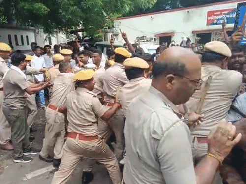 पुलिस से धक्का-मुक्की और झड़प के बीच कुछ प्रदर्शनकारी कलेक्ट्रेट परिसर के अंदर घुस गए।