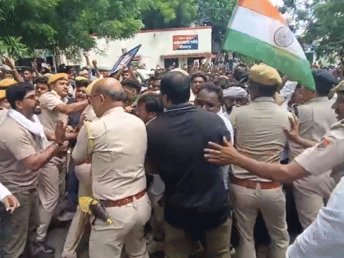 NEET पेपर लीक के विरोध में कांग्रेस और BAP के बड़ी संख्या में कार्यकर्ता गुरुवार दोपहर कलेक्ट्रेट पहुंचे। कलेक्ट्रेट परिसर में प्रवेश से रोकने पर उनकी पुलिस से झड़प हो गई।