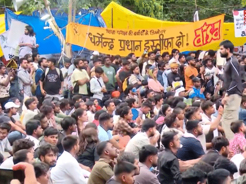 अभिजीत दीपके का आरोप- भाजपा के गुंडे पत्थरबाजी कर रहे: जंतर-मंतर पर पुलिस के खिलाफ नारे लगे; झड़प में 2 एसीपी जख्मी होने के मामले में FIR comp 18 5 1784774042