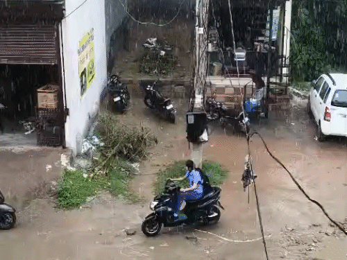 यमुनानगर में भी बूंदाबांदी हुई। थोड़ी सी बारिश में ही सड़कों पर पानी भर गया।