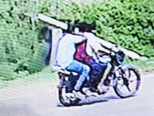 घटनास्थल से 2 किमी दूरी पर CCTV में तीनों आरोपी बाइक से जाते हुए नजर आए हैं। पुलिस ने यह सीसीटीवी जारी किया है।