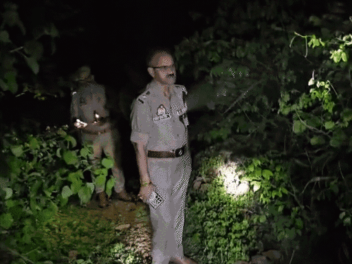 घटना स्थल पर जांच करते हुए पुलिस टीम। आरोपियों की तलाश की जा रही है।